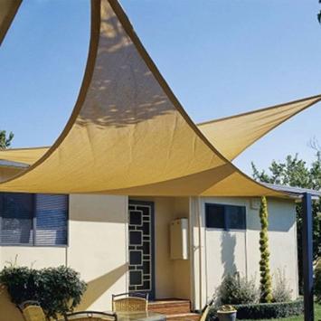 Schaduwdoek 90° 2,5x2,5x3,5m 240 g/m2 zand sfeerfoto
