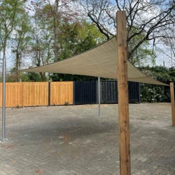 Zonnedoek 2x2x3m 340gr/m²  90º Sahara sand Sfeerfoto